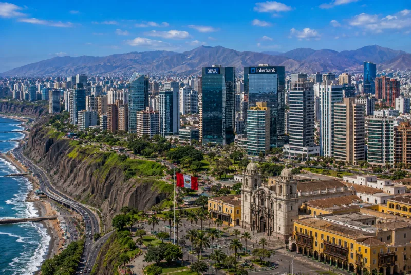 Vista urbana de Lima como contexto empresarial de Perú